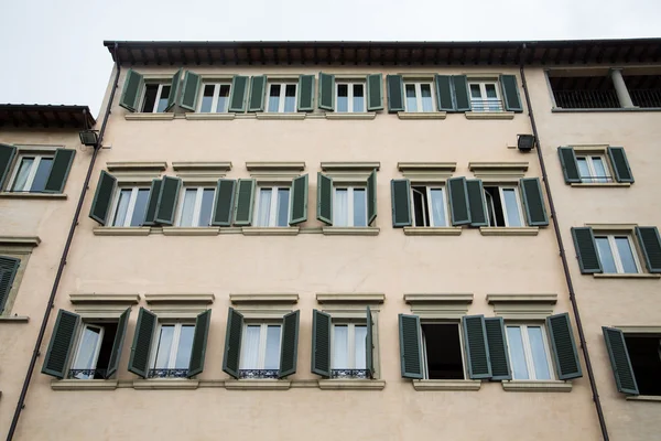 Starý italský hotel s zelenými okenicemi Stock Obrázky