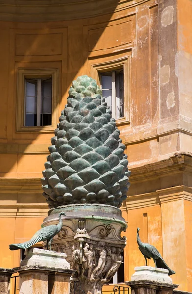 Escultura Pinecone en el Vaticano — Foto de Stock