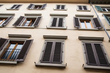 eski sıva ile kahverengi panjurlar bina