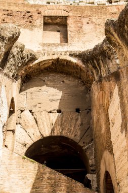 adımlar ve Coliseum antik kemer