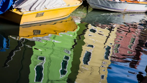 Barca gialla nel canale di Burano — Foto Stock