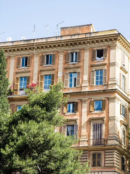 Apartamento antigo colorido Edifício em Roma — Fotografia de Stock