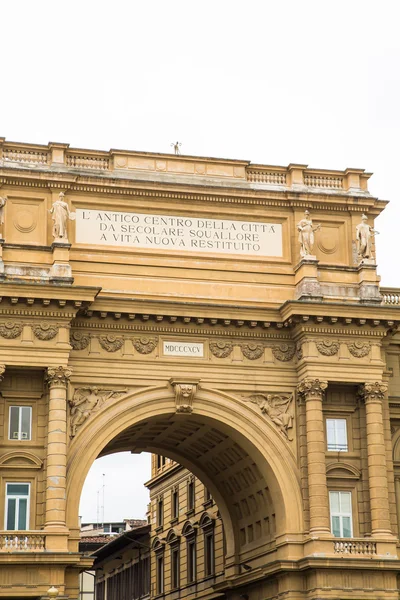 在佛罗伦萨平方米的历史性拱 — 图库照片