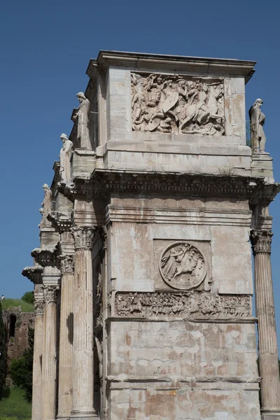 边缘的罗马拱在蓝蓝的天空下 — 图库照片