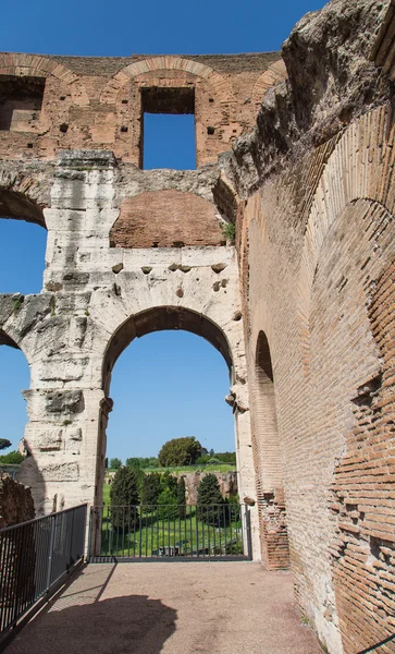 Dejlig udsigt gennem gamle romerske bue - Stock-foto