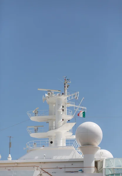 通信タワーにクルーズ船の italiian フラグを使って — ストック写真