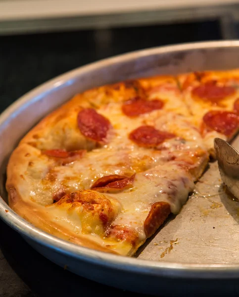 Pizza Cheesy Pepperoni quente em uma panela — Fotografia de Stock