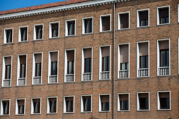 Weiße Fenster an altem braunen Backsteinbau — Stockfoto