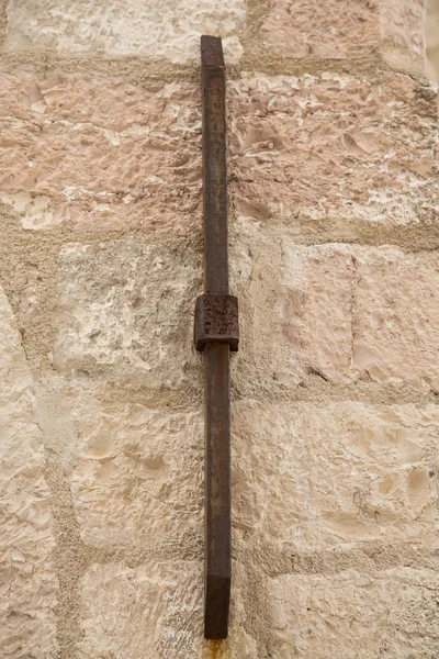 Taş duvar eski paslı demir çubuğu — Stok fotoğraf