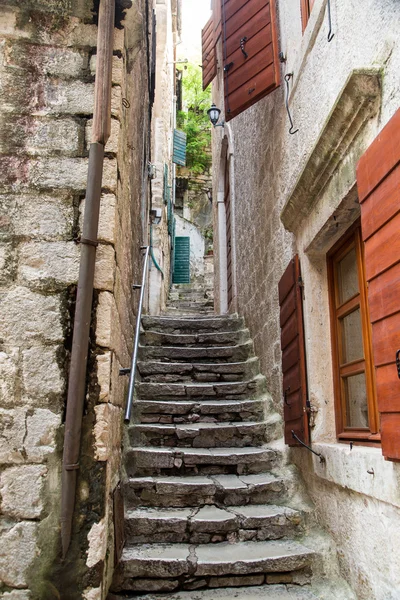 Steps Up Narrow Kotor Alley — Stock Photo, Image