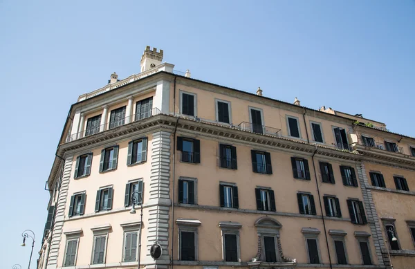 Antico edificio romano con persiane — Foto Stock