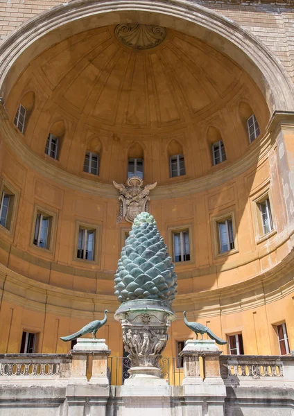 Pinecone dans l'arche du Vatican — Photo