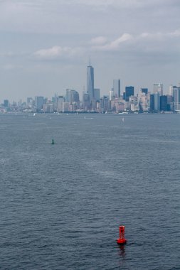 kırmızı kanalı marker ile manhattan arka planda