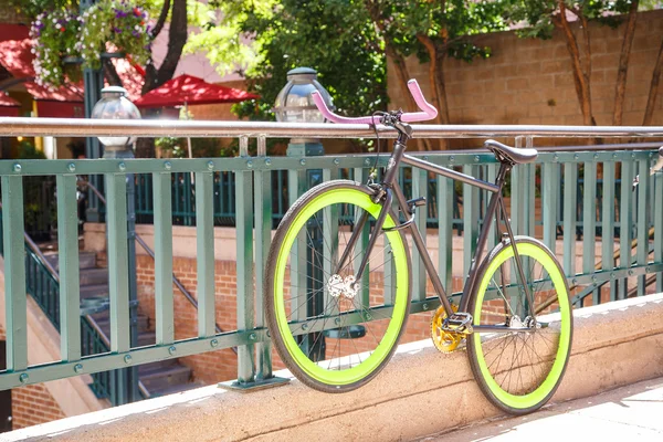Bicicleta con Llantas Verdes en Banister —  Fotos de Stock