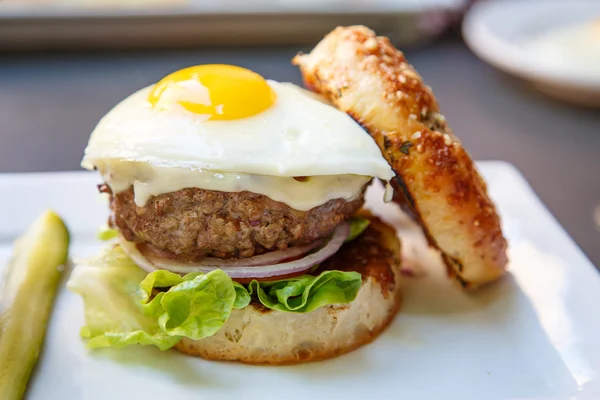 Burger увінчаний смажені яйце — стокове фото