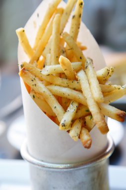 kağıt bardak içinde patates kızartması