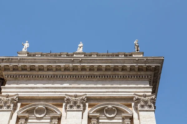 Tres estatuas en el monumento romano —  Fotos de Stock