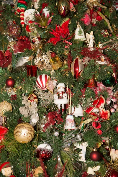 Closeup της χριστουγεννιάτικο δέντρο με τις διακοσμήσεις συνήθειας — Φωτογραφία Αρχείου
