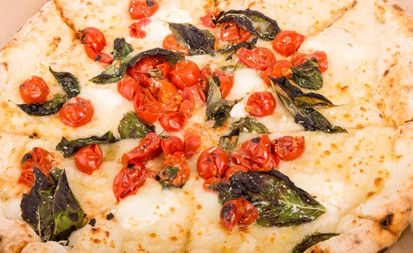 Napoli Pizza with Basil and Tomatoes — Stock Photo, Image