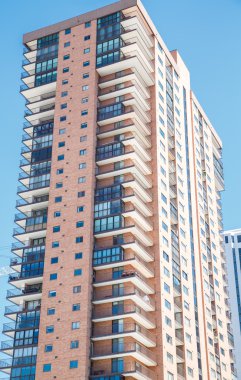 uzun boylu binanın içinde balkon