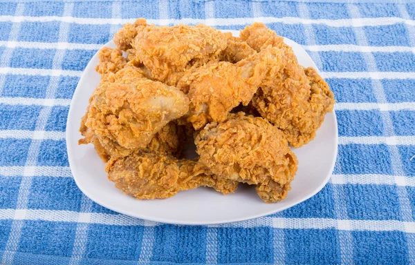 Placa blanca cuadrada de pollo frito en toalla azul — Foto de Stock