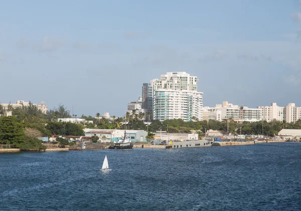 Barca a vela bianca al largo della costa industriale di Porto Rico — Foto Stock