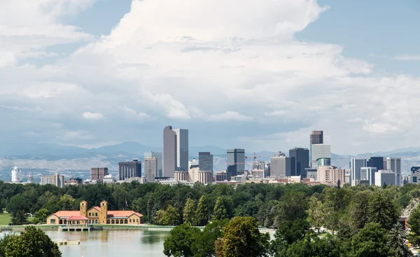 Lago in City Park con Denver sullo sfondo — Foto Stock