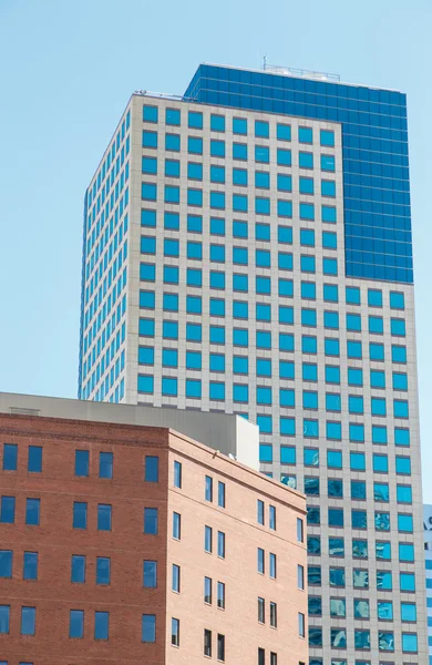 Старое здание Брика и современное здание из голубого стекла — стоковое фото