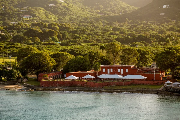 Forte vermelho velho na costa verde de St Croix — Fotografia de Stock