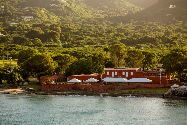 Gamla röda fort på gröna kusten av st croix — Stockfoto