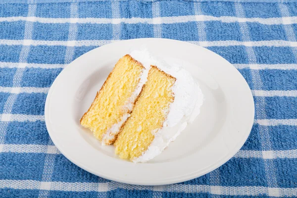 Fatia de bolo de coco fresco — Fotografia de Stock