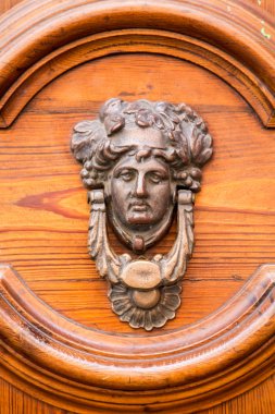 süslü ahşap kapı tokmağı