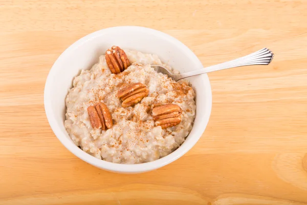 Cinnamon and Pecan Halves on Hot Oatmeal — Stock Photo, Image