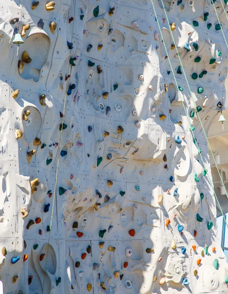 Pared de escalada con cuerdas —  Fotos de Stock