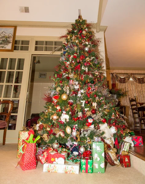 Wrapped Gifts Under Decorated Christmas Tree — Stock Photo, Image