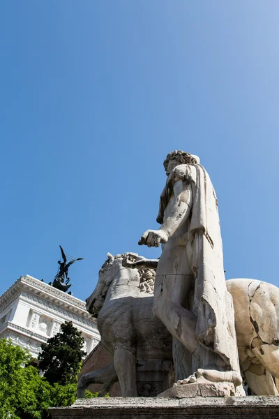 Estatuas sobre Templo Romano —  Fotos de Stock