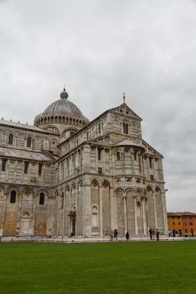 Turistas em torno da Igreja em Pisa — Fotografia de Stock