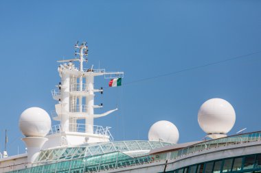 Uydu donanımları üzerinde cruise gemisi İtalyan bayrağı altında