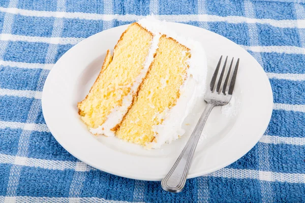 Frischer Kokoskuchen auf Untertasse — Stockfoto