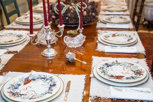 Holzschmuck auf weihnachtlich dekoriertem Tisch — Stockfoto