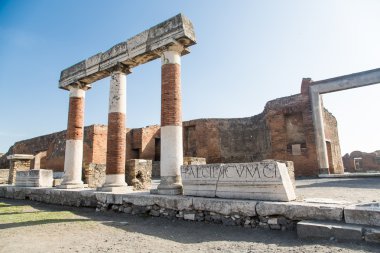 Mermer pompeii sütunlara göre Latin script