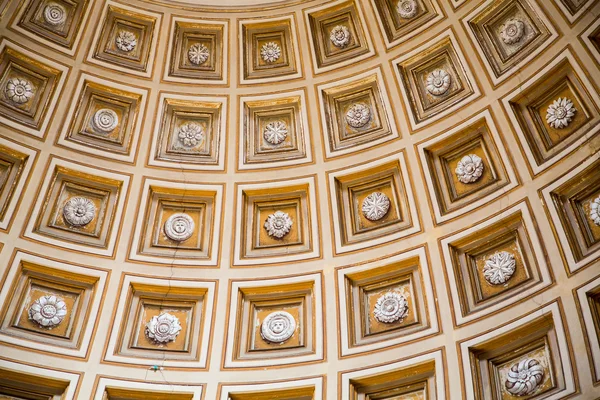 Ozdobny sufit kopułą w Watykanie — Zdjęcie stockowe