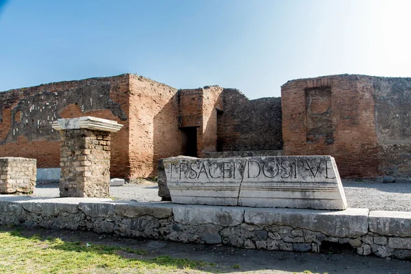 Latin på knäckt marmor — Stockfoto