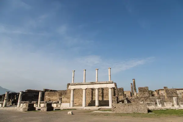 Colonne di Pompei sotto il cielo blu — Foto Stock