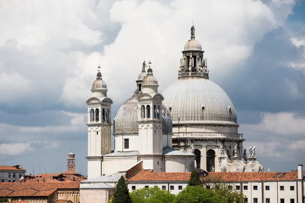 Колокольни и церковный купол в Венеции — стоковое фото
