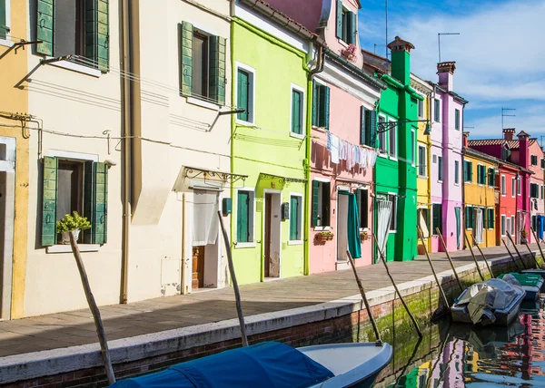 Lijn van kleurrijke huizen in burano — Stockfoto