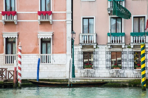Skiff by Wall in Venice — Stock Photo, Image