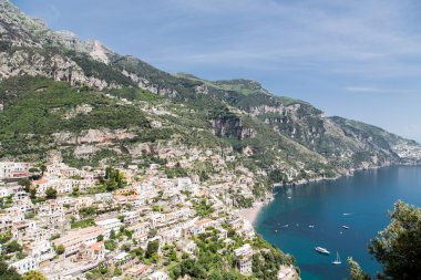 Amalfi evleri mavi suları üzerinde