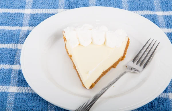 Fetta di torta al limone sul piatto — Foto Stock