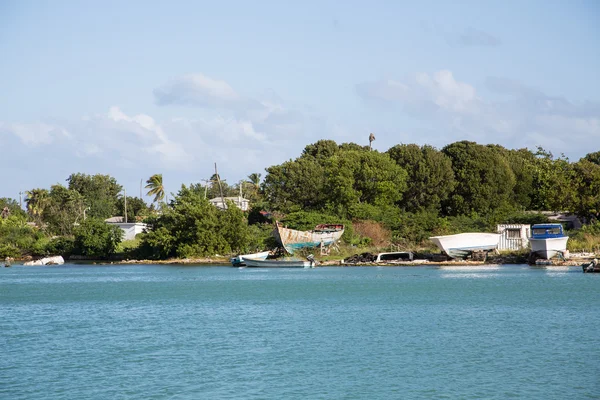 Verwoeste boten op tropische kust — Stockfoto